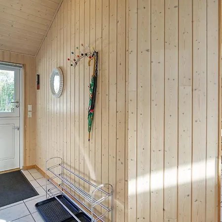 8 Person In Rodby-by Traum *